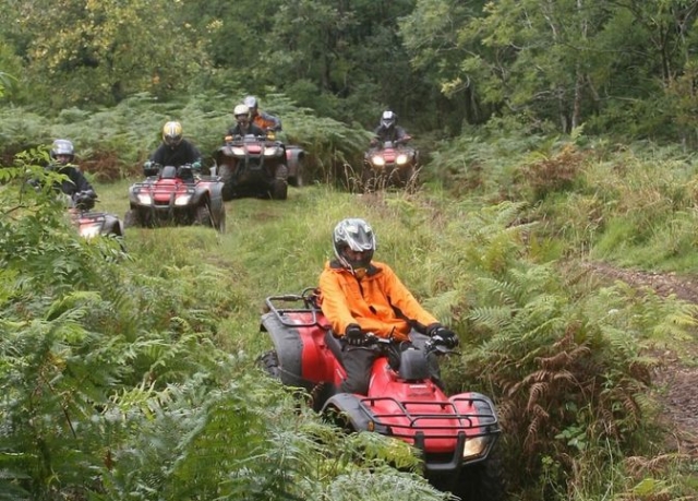  paseo en cuatrimoto por la naturaleza para un seminario 